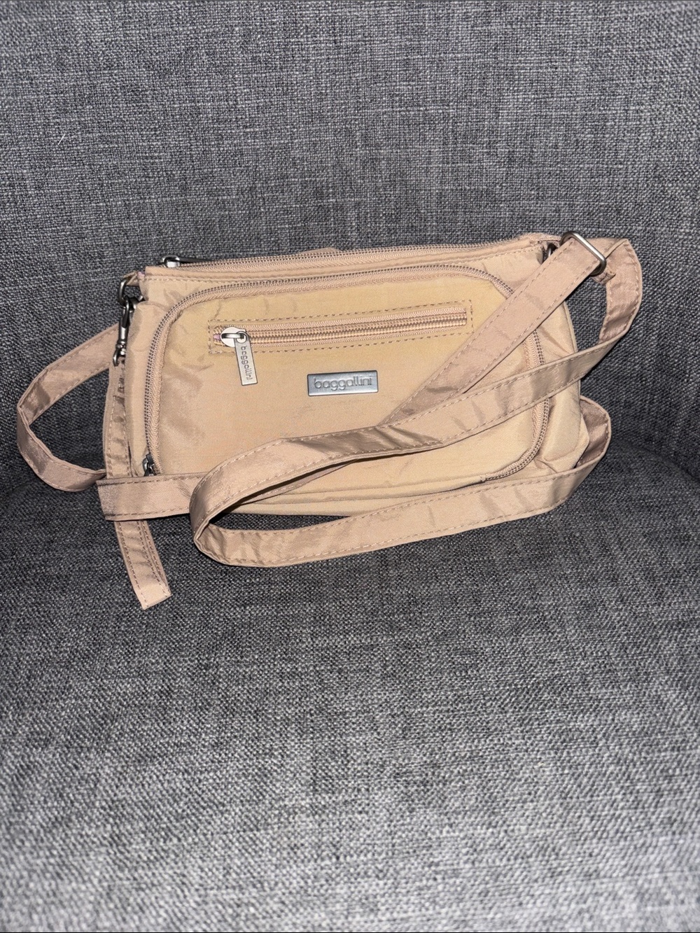 Baggallini tan crossbody messenger bag